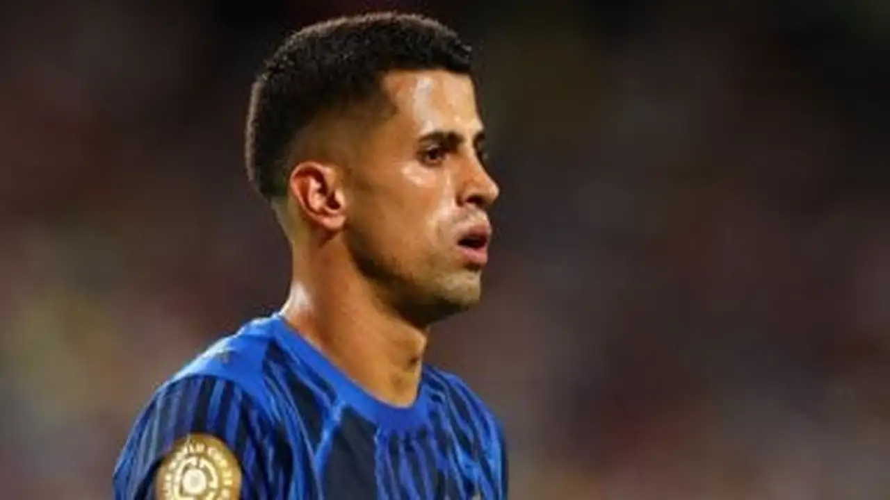 كانسيلو يهبط في إسبانيا.. يمهد للانضمام إلى برشلونة من الهلال